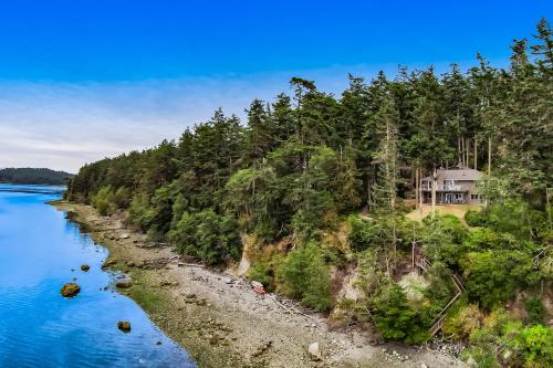 an aerial view of a house on the shore of a river at Snug Harbor Hideout in Islandale