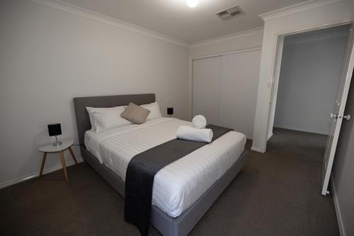 En eller flere senge i et værelse på Wagga Apartments #8