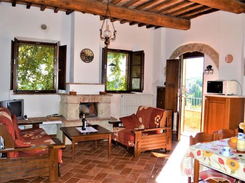salon z kanapą i kominkiem w obiekcie Holiday Apartment Close to Asciano w mieście Asciano
