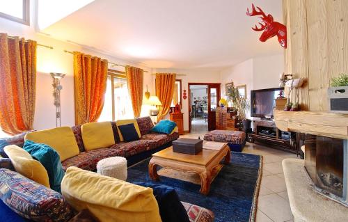 un soggiorno con un divano e una TV di Odalys Chalet Mountain lodge a Les Deux Alpes