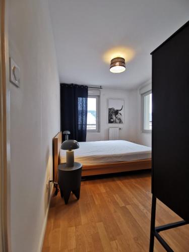 une chambre avec un grand lit et une fenêtre dans l'établissement CÔTÉ GARE - Gare - Centre-ville - Parking - Netflix - Wifi - Disney+ - Terrasse, à Annecy
