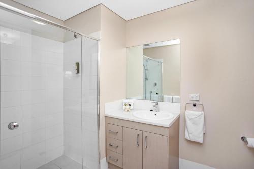 Bathroom sa Hume Serviced Apartments