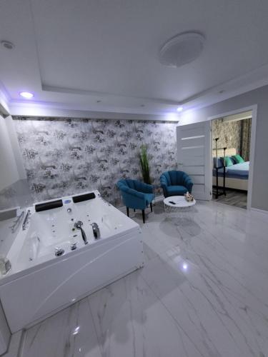 Vip apartment for lovers in Chisinau في كيشيناو: حمام أبيض مع حوض وغرفة نوم