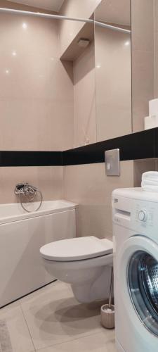 La salle de bains est pourvue de toilettes et d'un lave-linge. dans l'établissement Apartament Beskidzki Relax, à Ustroń
