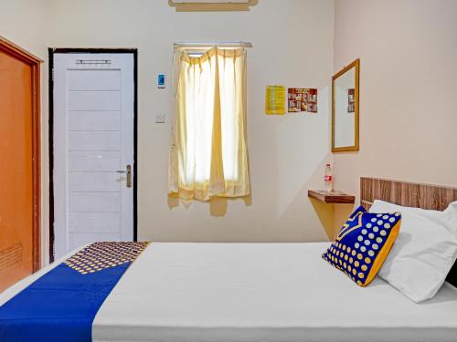 Un pat sau paturi într-o cameră la SUPER OYO 90622 Hotel Galaksi