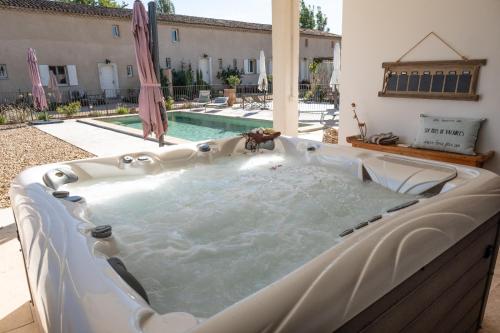 une baignoire jacuzzi dans l'arrière-cour d'une maison dans l'établissement MAS PAPABIOU, à Eygalières