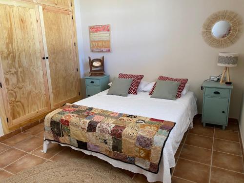 um quarto com uma cama e duas mesas de cabeceira em Chalet con encanto cerca de Sevilla em Alcalá de Guadaíra