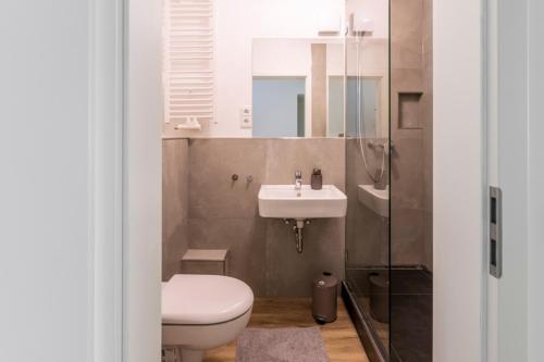 La salle de bains est pourvue de toilettes et d'un lavabo. dans l'établissement Glück Auf Appartements Kaiserstraße Mülheim, à Mülheim