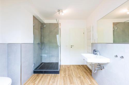 a bathroom with a shower and a sink at Glück Auf Appartements Kaiserstraße Mülheim in Mülheim an der Ruhr