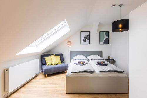 Postel nebo postele na pokoji v ubytování Glück Auf Appartements Kaiserstraße Mülheim