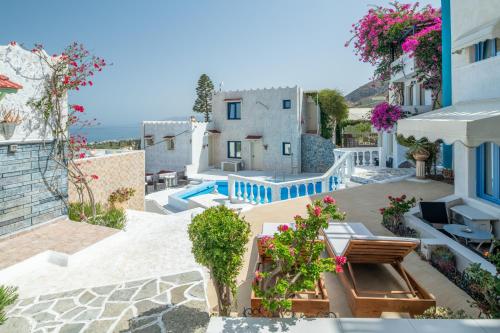 uma vista para uma villa com piscina em Magnificent Views Suite em Hersonissos