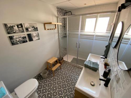 uma casa de banho com um lavatório branco e um WC. em Chalet con encanto cerca de Sevilla em Alcalá de Guadaíra