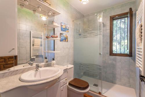 a bathroom with a sink and a shower and a toilet at Villa Paraíso Azul in Salobreña