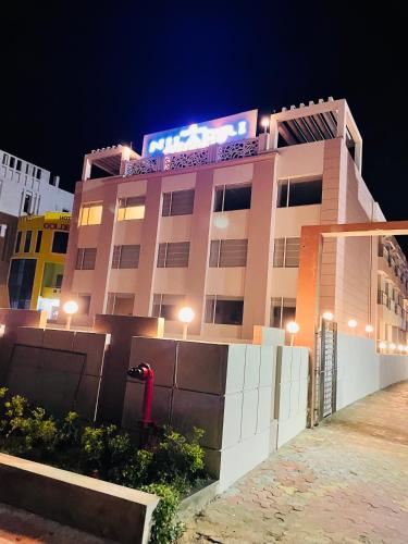 Un edificio con un cartel encima por la noche. en HOTEL NILADRI PREMIUM, en Puri