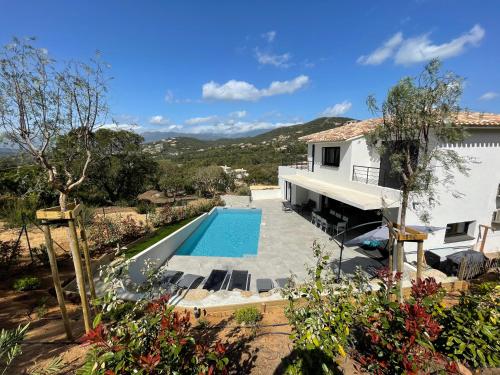 una imagen de una casa con piscina en Villa Mamago, en Cirendinu