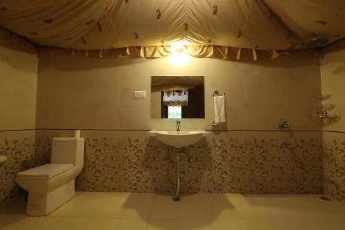 ein Bad mit einem WC und einem Waschbecken in der Unterkunft The Shergarh in Khilchīpur