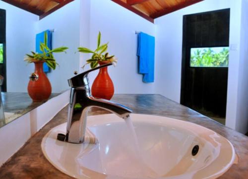 A bathroom at Jungle Heart Cabanas