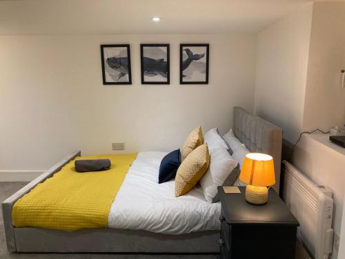 sypialnia z łóżkiem z żółtym kocem w obiekcie THE GARDEN - LONG STAY OFFER - Priv GARDEN w mieście Strood