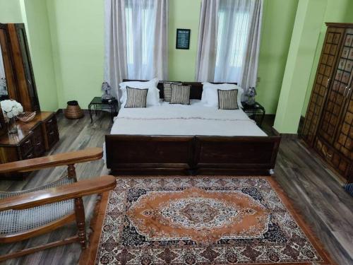 1 dormitorio con 1 cama grande en una habitación en THE NOOK Rooftop Condo and Garden, en Guwahati