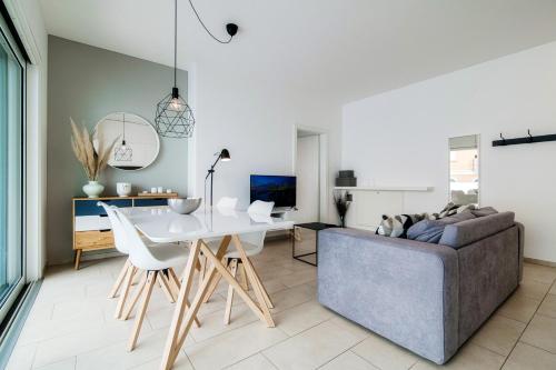 salon z kanapą i stołem w obiekcie Brissago 3 by Quokka 360 - romantic one-bedroom flat with large terrace w mieście Brissago