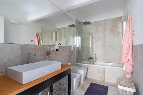 A bathroom at Valverde Art Space Loft by DomuSicily