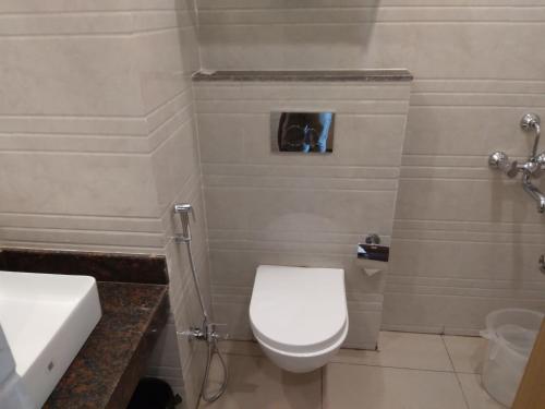 Un baño de HOTEL NILADRI PREMIUM