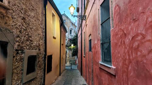 an alley in an alley way between two buildings at Casa di Chiara in Crotone