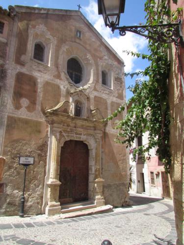 an old stone building with a large door at Casa di Chiara in Crotone