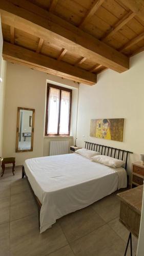 una camera con un grande letto bianco di Casa Celin:in centro storico ad un passo dal mare a Pesaro