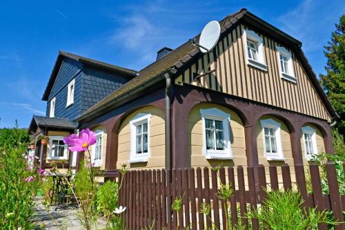 a house with a fence and a flower at Ferienwohnung Tammer in Schirgiswalde