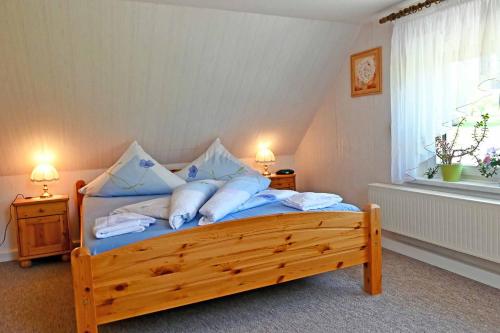 una camera da letto con letto con lenzuola e cuscini blu di Ferienwohnung Tammer a Schirgiswalde