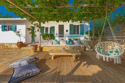 Балкон или терраса в Anemos Beach House, by ZanteWize