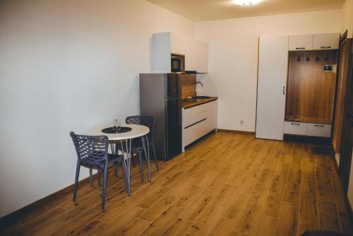 Η κουζίνα ή μικρή κουζίνα στο Four Rooms Apartments