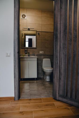 Ένα μπάνιο στο Four Rooms Apartments