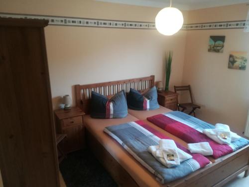 ein Schlafzimmer mit einem Bett mit Handtüchern darauf in der Unterkunft Zur Schwedenschanze 2 in Hohen Wieschendorf