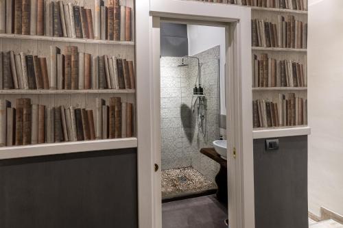 um quarto com uma porta com livros na parede em Casa Calu' em Nápoles