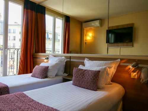 パリにあるホテル ドゥ フランス カルチェ ラタンのベッド2台、薄型テレビが備わるホテルルームです。