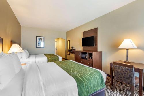Кровать или кровати в номере Comfort Inn & Suites Orange County John Wayne Airport
