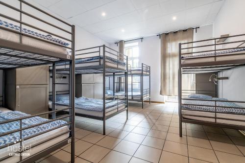 カトヴィツェにあるホステル カトヴィツェ セントラムの二段ベッド4組が備わる建物内の部屋