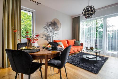 a living room with a table and a couch at W&K Apartments - Balance Suite in Koszalin