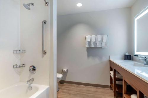 Kylpyhuone majoituspaikassa Comfort Suites Grandview - Kansas City
