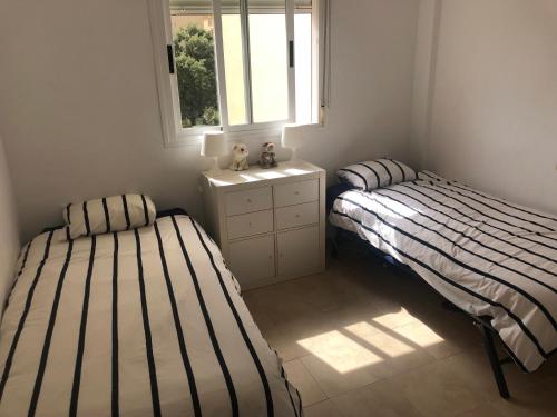 Postel nebo postele na pokoji v ubytování Beautiful Holiday Apartment 2 Bedroom Beach and Pool Malaga Marbella Calahonda Royale Mijas Costa Spain