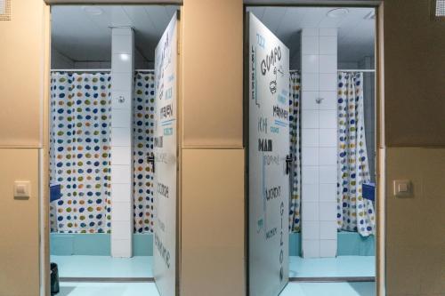 un vestuario con un montón de botellas en Be Dream Hostel, en Badalona