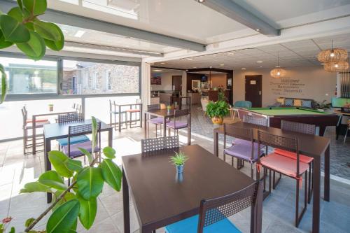 un ristorante con tavoli, sedie e tavolo da biliardo di Sure Hotel by Best Western Beziers Le Monestie a Béziers