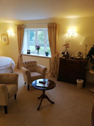 1 dormitorio con cama, mesa y ventana en Rusling House en Bristol