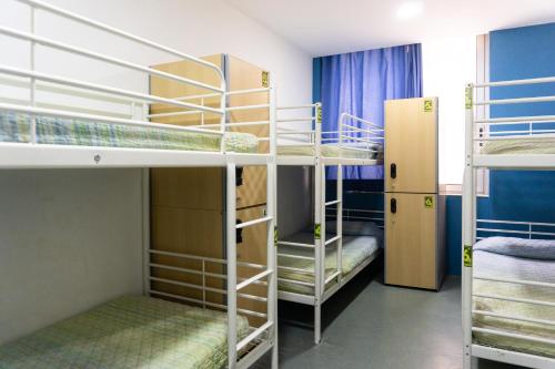 Habitación compartida con varias literas en Be Dream Hostel, en Badalona