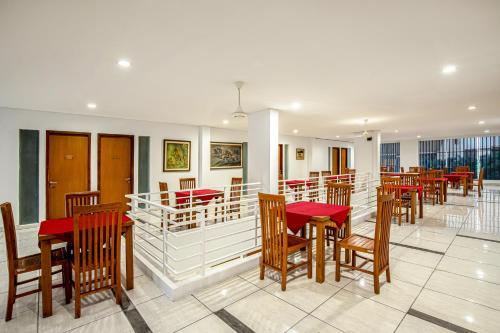 A restaurant or other place to eat at Sans Hotel Prime Cailendra Yogyakarta by RedDoorz