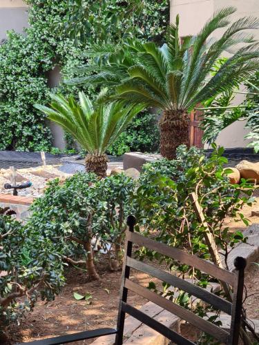 Jardín al aire libre en Halfway Gardens Home