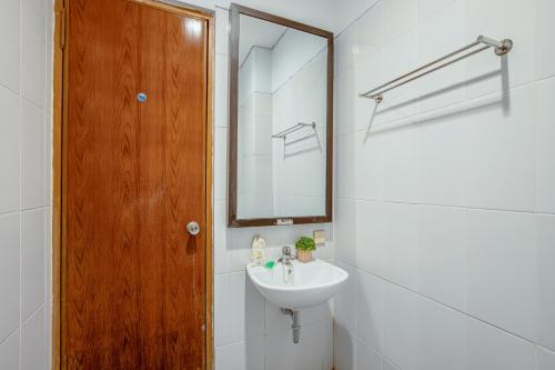Koupelna v ubytování Sans Hotel Prime Cailendra Yogyakarta by RedDoorz