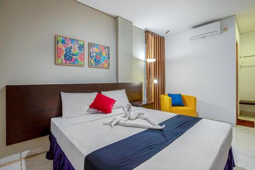 Postel nebo postele na pokoji v ubytování Sans Hotel Prime Cailendra Yogyakarta by RedDoorz